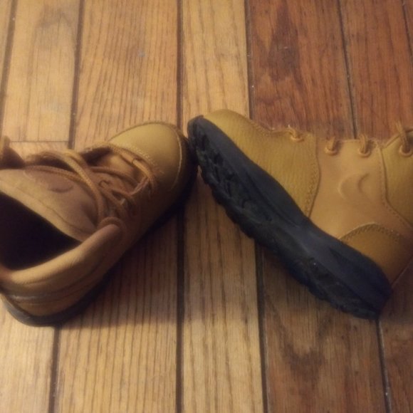 Toddler Nike Boots - Picture 4 of 4